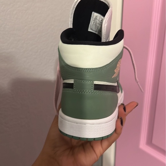 Woman’s air Jordan Dutch green - Picture 6 of 12